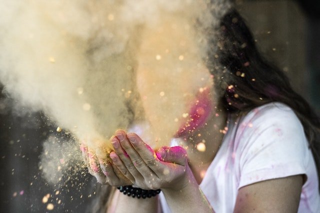Žena s kúdolom prachu pred tvárou.jpg