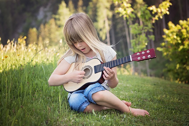 holčička hraje na kytaru.jpg