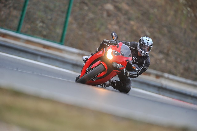 Jazdec na motorke, červené Ducati.jpg
