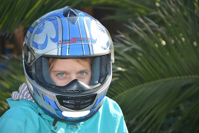 Žena s modrou moto-prilbou na hlave.jpg