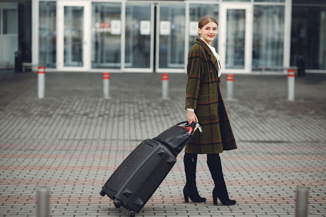 Žena s cestovným kufrom